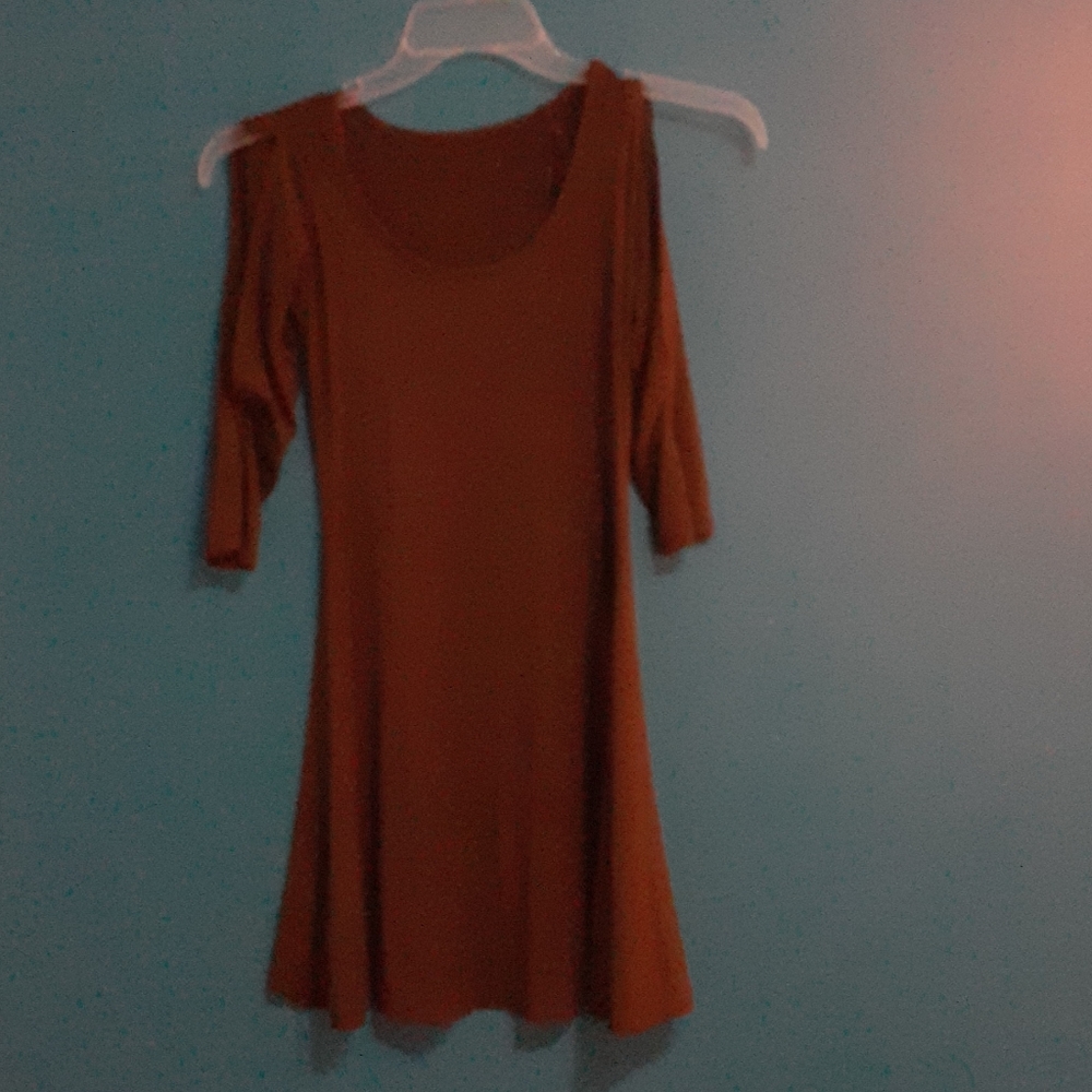 Short long sleeve dress with opening in, sleeves